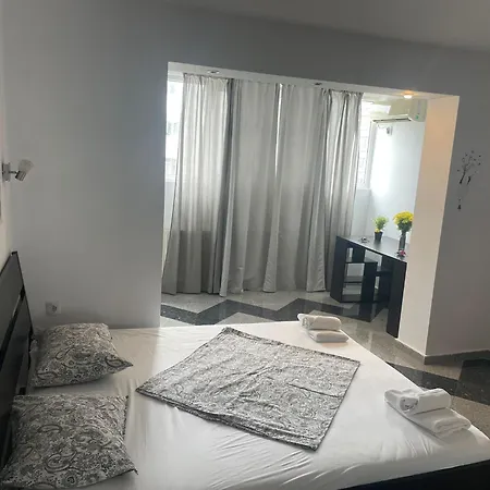 1 Bdrm In Center Apartment *