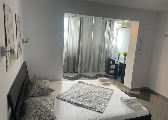 1 Bdrm In Center Apartment *