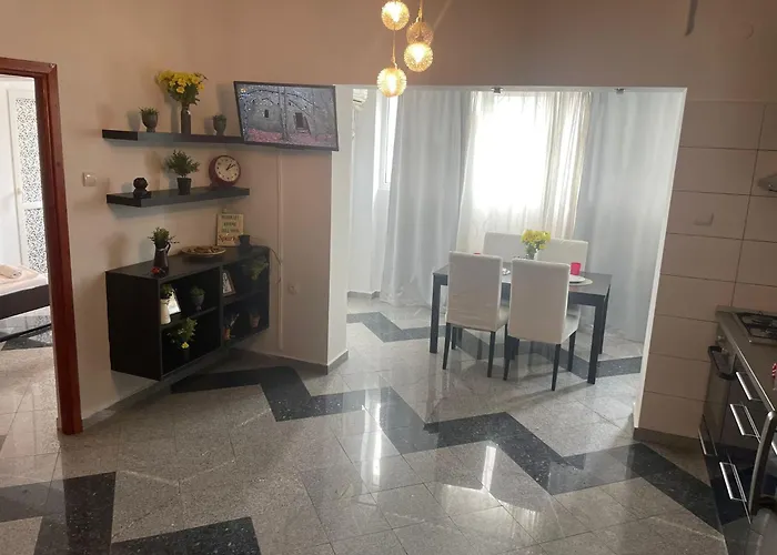 1 Bdrm In Center Apartment