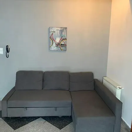 1 Bdrm In Center *