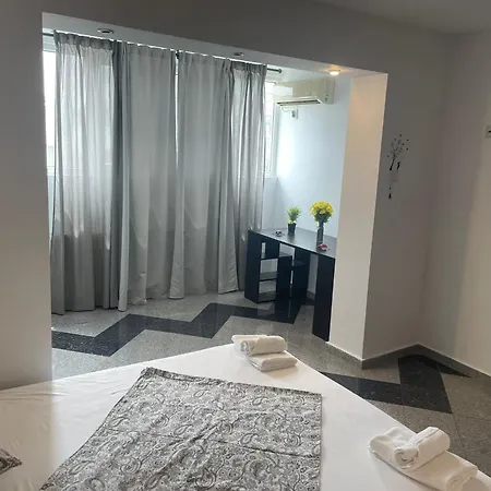 1 Bdrm In Center