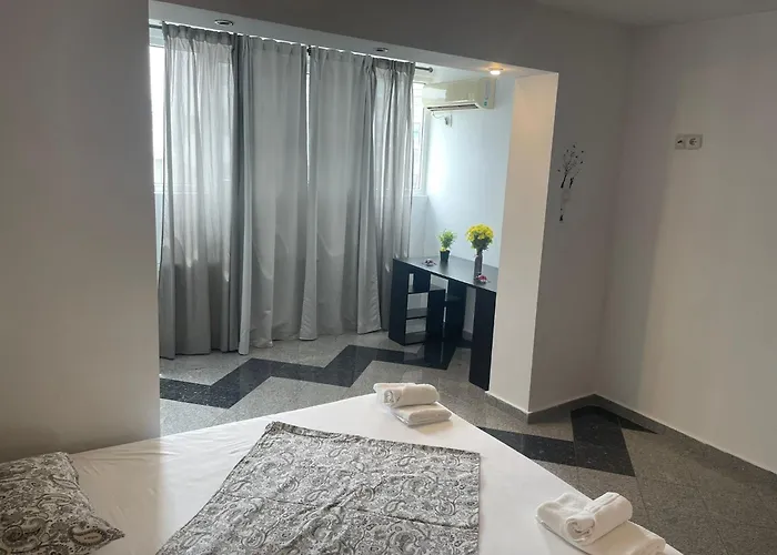 1 Bdrm In Center
